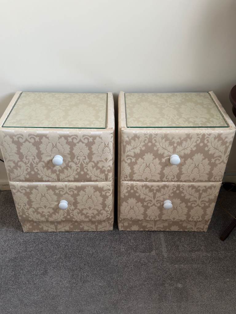 2 bedside cabinets 