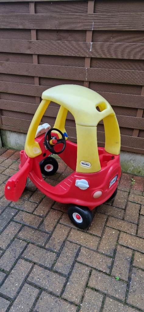 LITTLE TIKES COZY COUPE. VERY GOOD CONDITION.