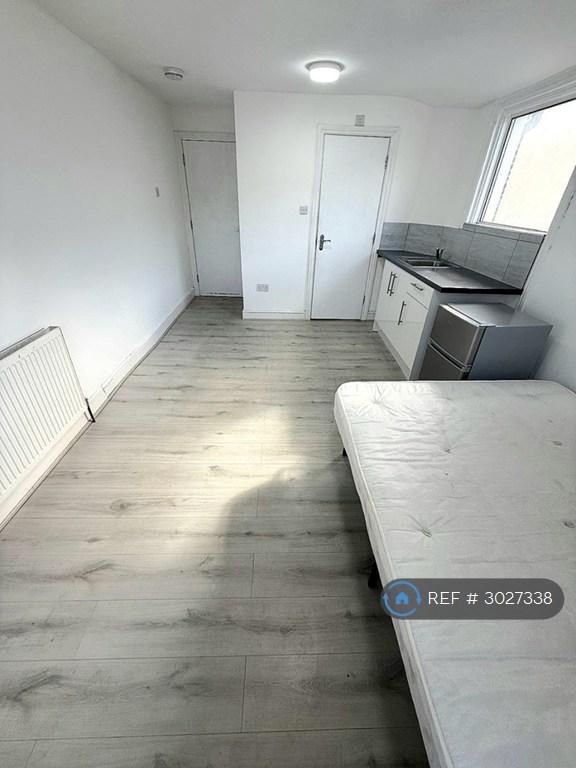 1 bedroom in Ruskin Avenue, London, E12 (#3027338)