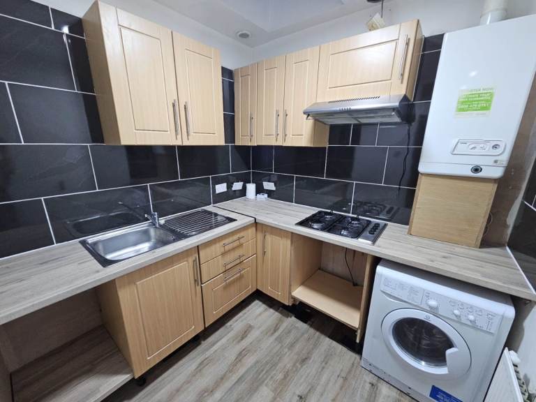 Newly Refurbished 2 bedroom flat to rent 