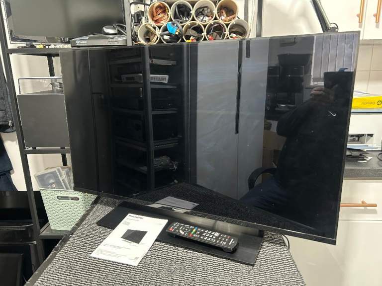 Panasonic TX-40GX800B 4K UHD HDR Smart tv televison (for spares only)