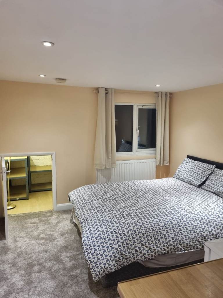 Studio to Rent – Wellington Road, Surrey CR0 – Single person Full-time working professional.