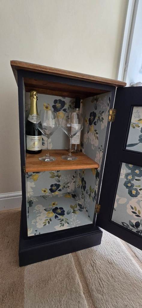 Petite drinks cabinet 