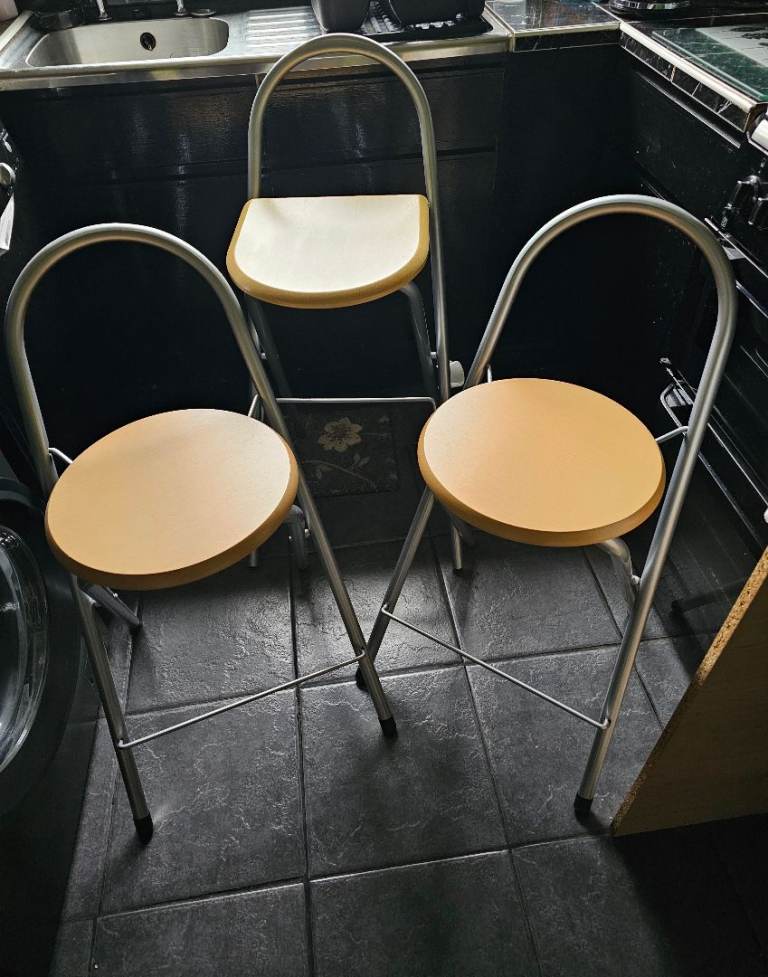 3 FOLDABLE BAR STOOLS