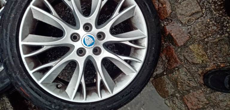 Jaguar XF 18inch LYRA alloys 