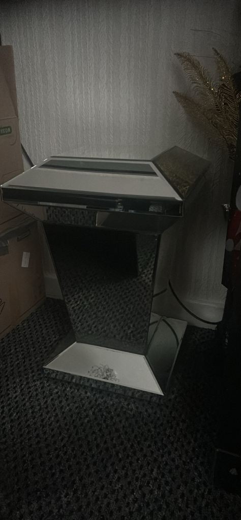 Mirror table 