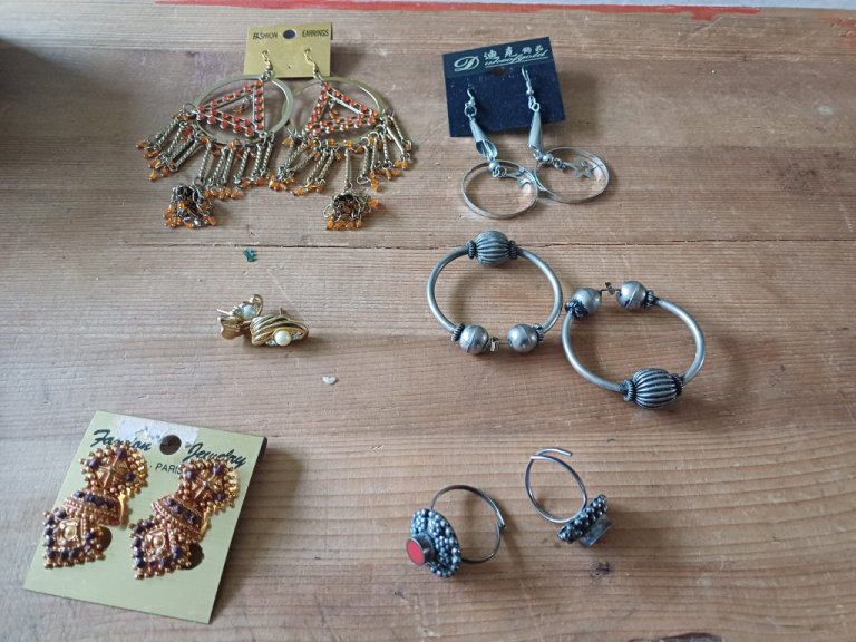 Artificial Fashion Jewellery - assorted earings , rings 