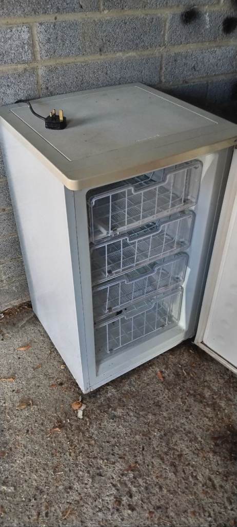 Freezer under worktop size with 4 compartments ideal for the garage good working order 