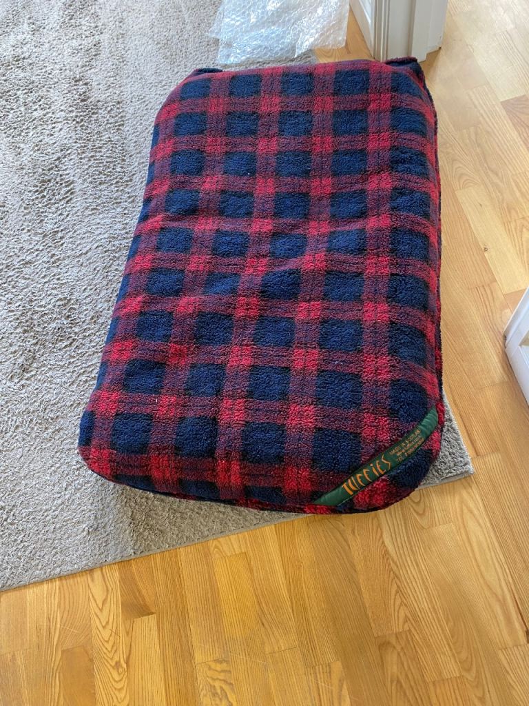 LARGE TUFFIES DOG BED