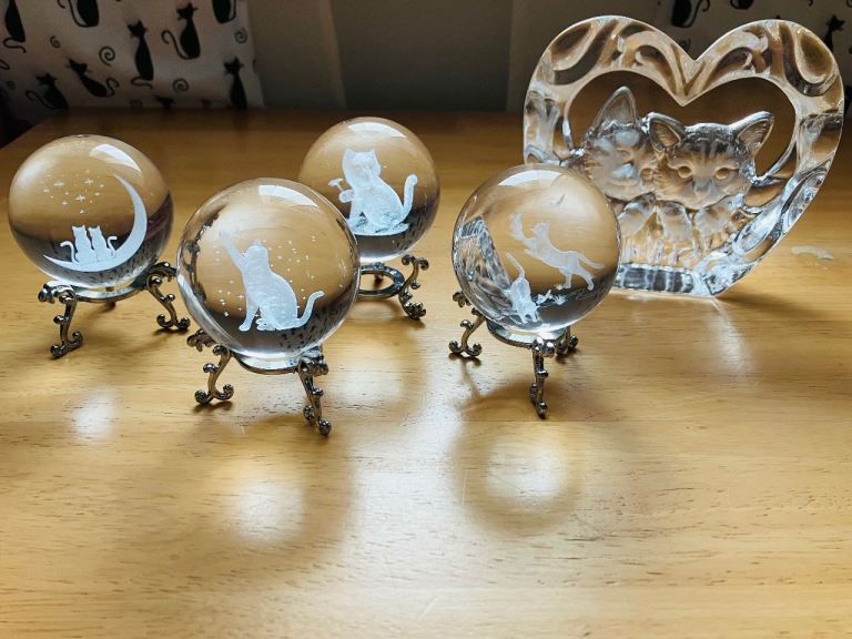 Decorative cat crystal ball ornaments x4 with stands & Glass Heart cat ornament 