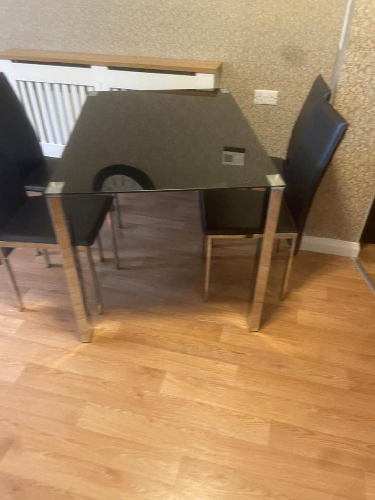 Modern dining room table and 4 chairs £120 good condition