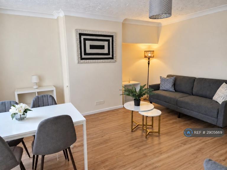 6 bedroom house in Laburnum Close, Cambridge, CB4 (6 bed) (#2905669)