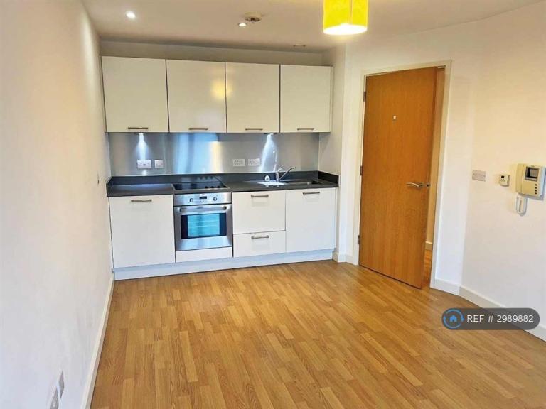 1 bedroom flat in Burgage Square, Wakefield, WF1 (1 bed) (#2989882)