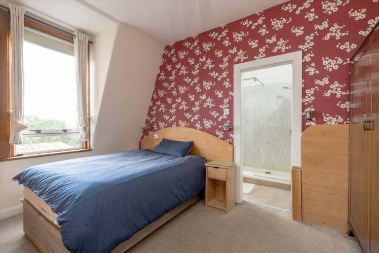 FLAT SHARE: Double bedroom (en suite) for let within a large, mid-terraced house in Corstorphine