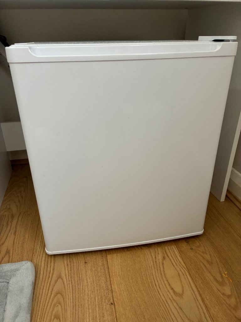 Under counter fridge 