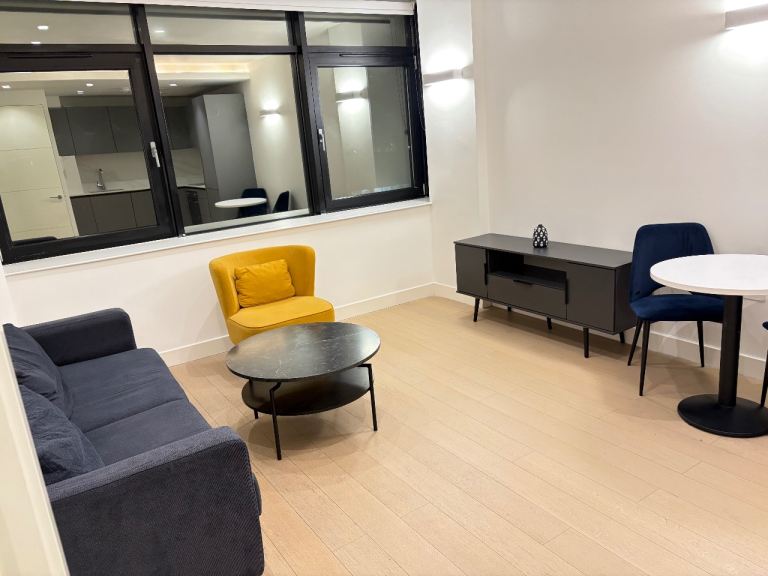 Modern 1 Bed Flat Utility Bath Shower Open Plan Gardens Car Park Pets OK VeryNearRailBusTescoPark