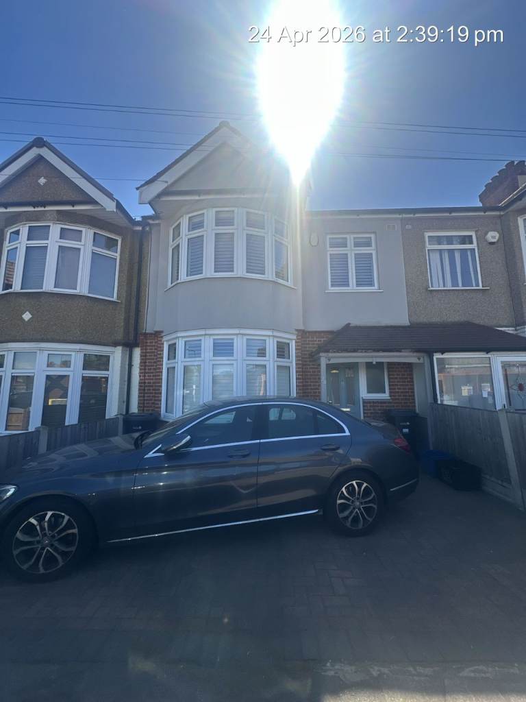 Modern 4 Bedroom Family House To Rent – Newbury Park IG2 – Driveway & Garden