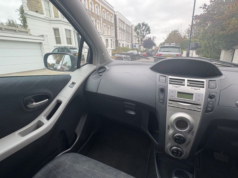 toyota YARIS,2006 1.3 automatic 5 doors,drives great, great condition , 90k miles,1 year mot,2 keys 