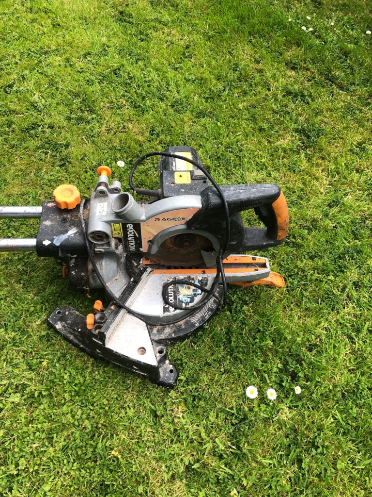 Electric cross cut and miter saw