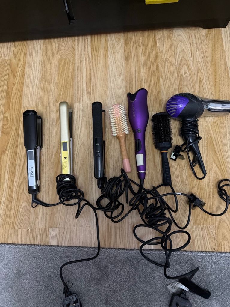 titlul:  “Hair Styling Bundle – Straighteners, Curlers & Hair Dryer”