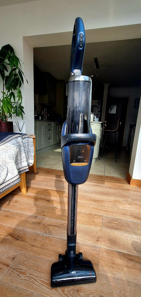 AEG FX9 Ultimate upright cordless vacuum