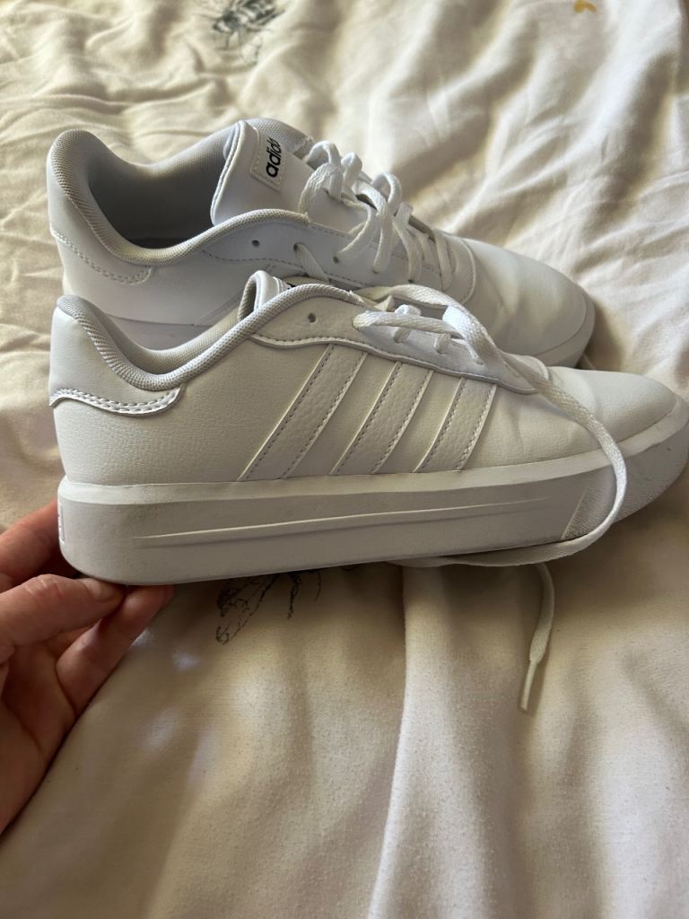 White adidas trainers size 6 unisex 