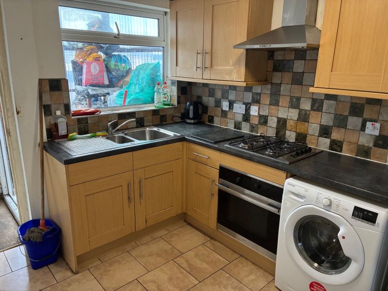 Kingswood.good size double room in house share(including all utility bills)