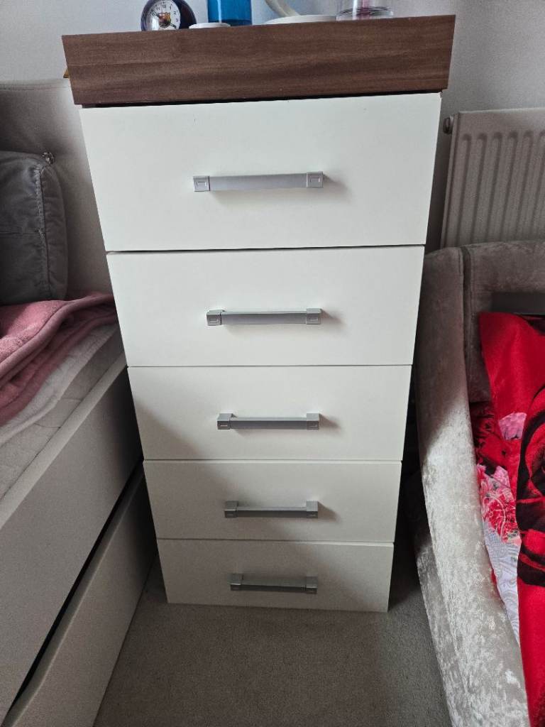 Chest of drawers