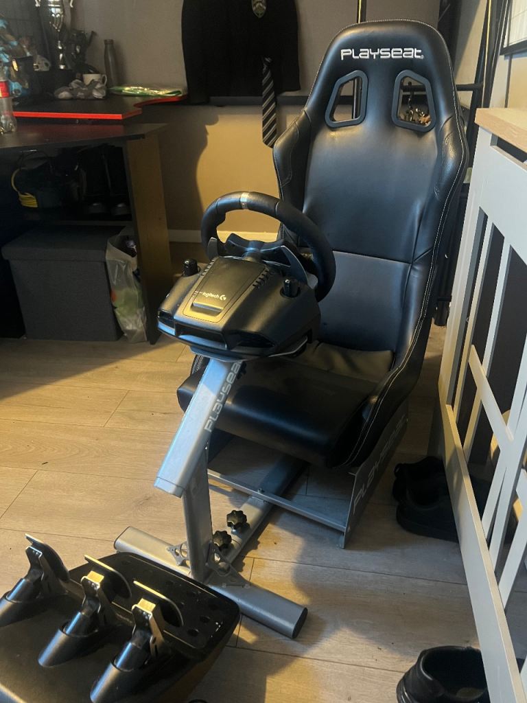 Logitech G920 steering wheel& pedals with the playseat