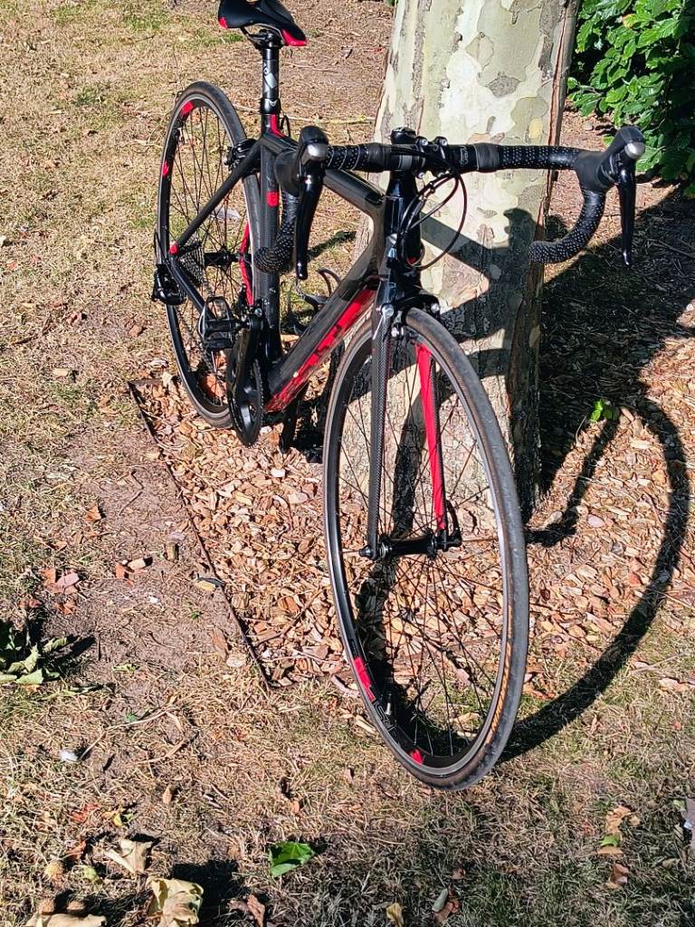 Road bike by Felt carbon frame mint condition.