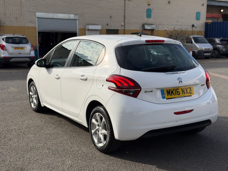 2016 Peugeot 206 CarPlay Ideal first car or runaround