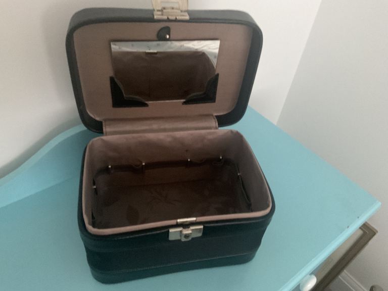 Vanity case and cosmetics