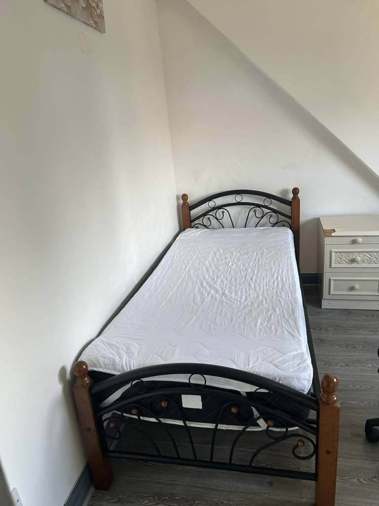 Furnished single room | bills included | off-street parking | available now| M14 7EA