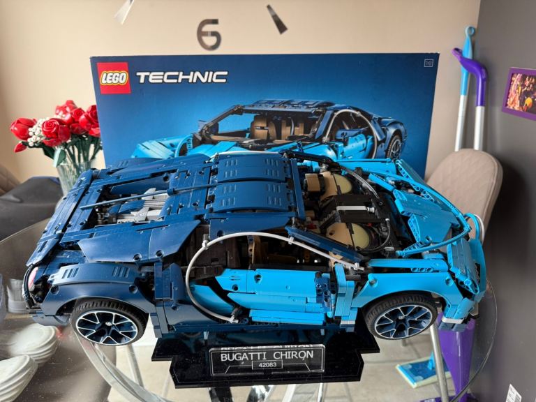 Lego #42083 Bugatti Chiron with custom stand 
