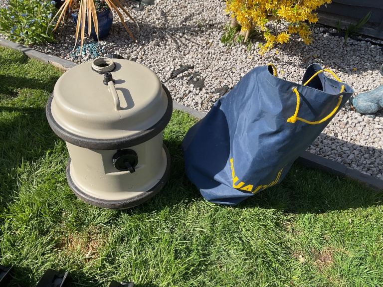 Aquaroll water barrel with a cover