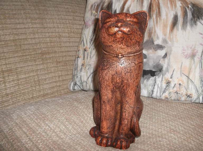 Lovely Heavy Collectable Sitting Cat Ornament
