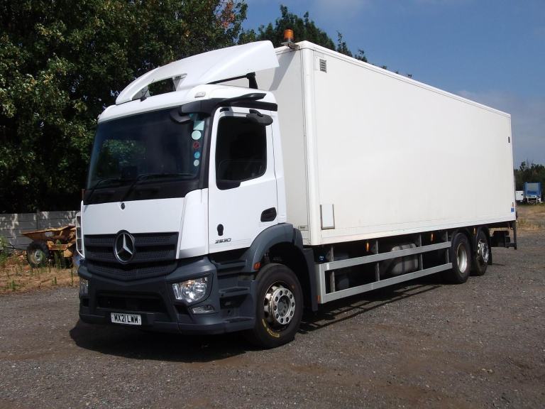 Mercedes-Benz ACTROS 2530 6x2 Box Van Tail Lift