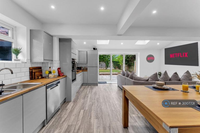 5 bedroom house in Laurel Avenue, Oldham, OL9 (5 bed) (#3007731)