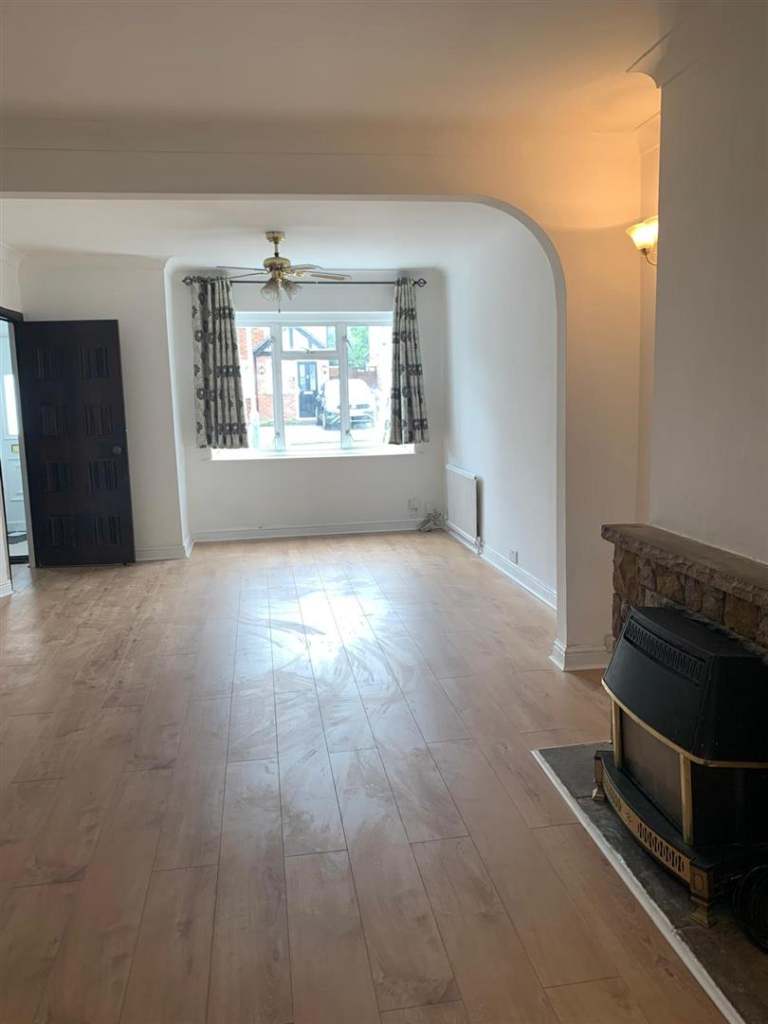 3 bedroom house in Misbourne Road, Uxbridge