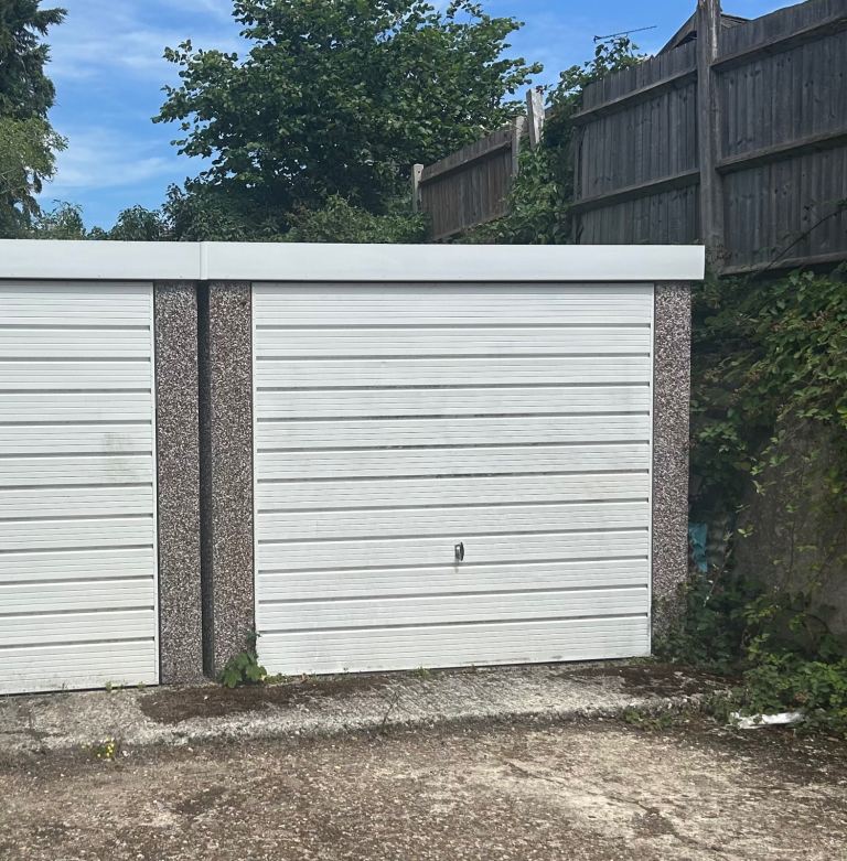 Lock up garage to let in Ware