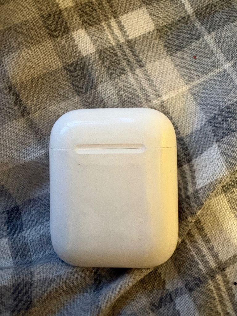 Apple AirPods Charging Case - White, Good Condition