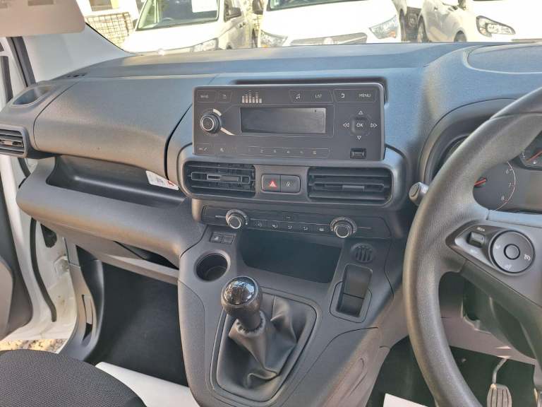 VAUXHALL COMBO 1.5 Turbo D 2300 Edition 5 seat crew combi van White Manual Diese