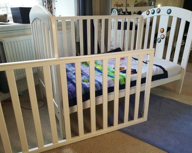Mamas & Papas Fern Cot Bed (140 cm) | Sleepsafe Mattress | Good Condition