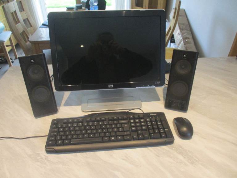 HP W1907v 19'' Sceen + pair Logic Speekers +Keyboard & Mouse { Bargain set }