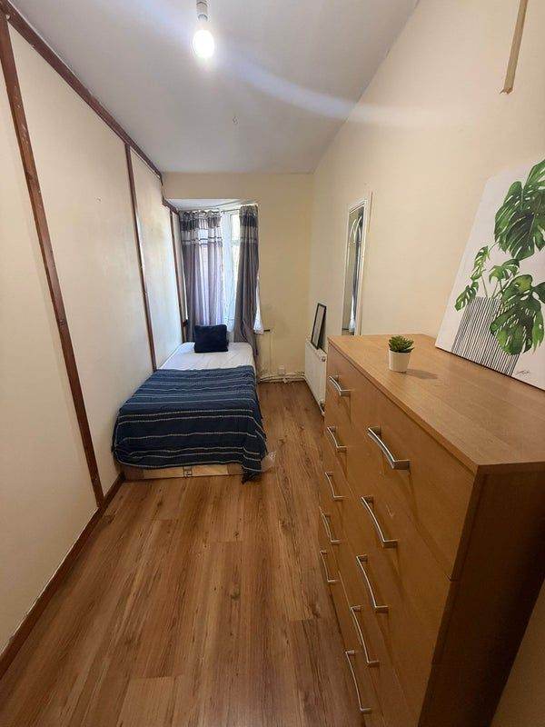 Comfortable Single Room 🍽️ with Shared Kitchen & Lounge Area 