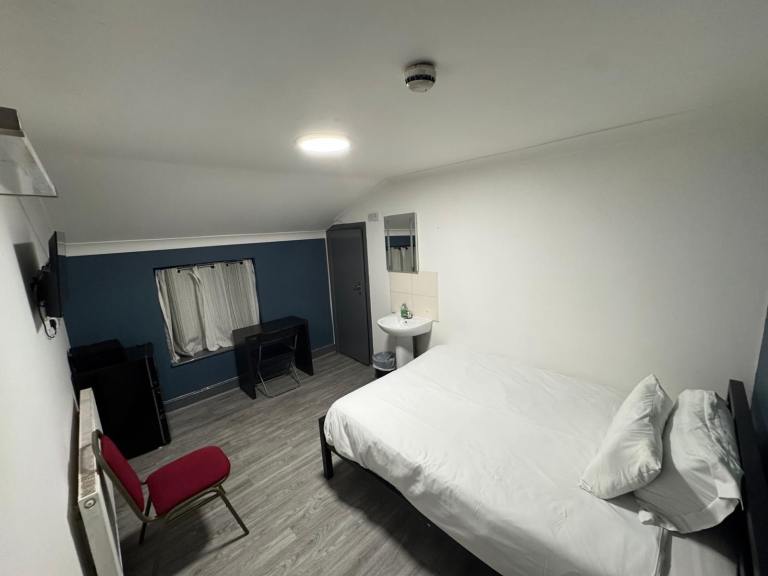 En-suite double room including bills for single occupancy or couple Postcode IG11 8QF
