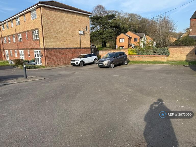 1 bedroom flat in Countess Court, Luton, LU2 (1 bed) (#2973069)