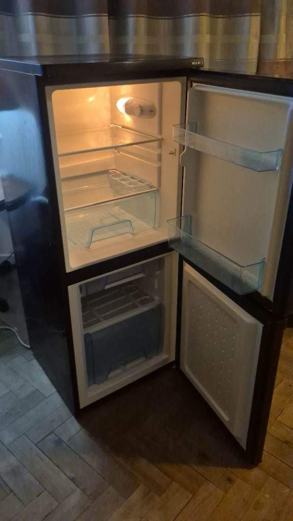 Lec fridge freezer 