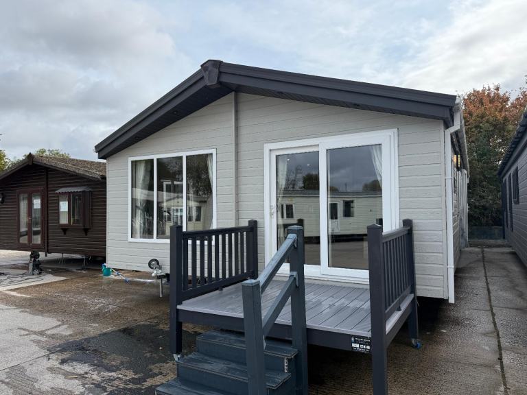 2023 40x20 2 Bed Resi Spec Twin Lodge - New Carpets, Bath, Patio Doors - Offsite