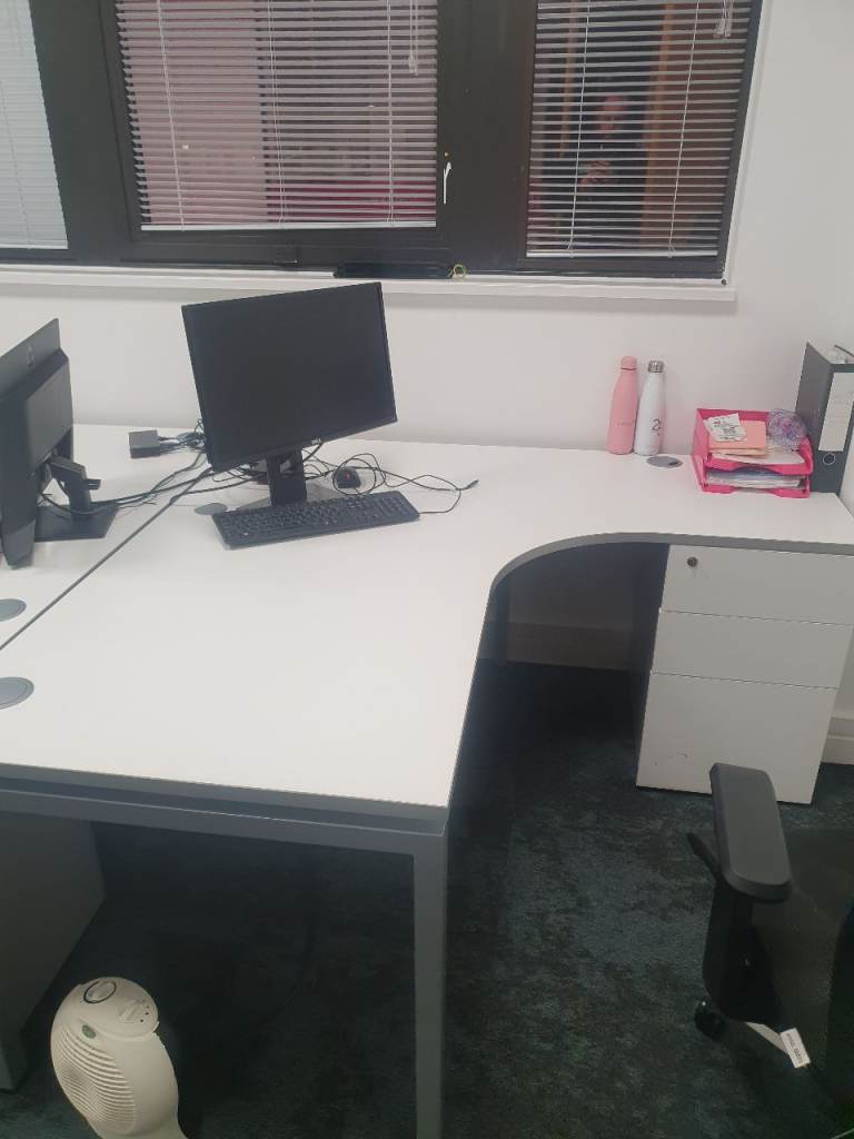 1600mm x 1600mm White Radial Office Desk